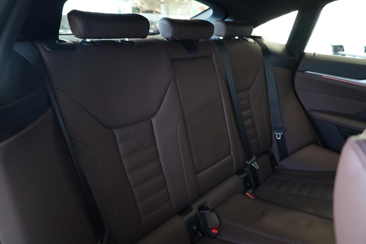 BMW i4 eDrive40 | M Sportpakket | Voorstoelen Verwarmd | Achteruitrijcamera | Trekhaak