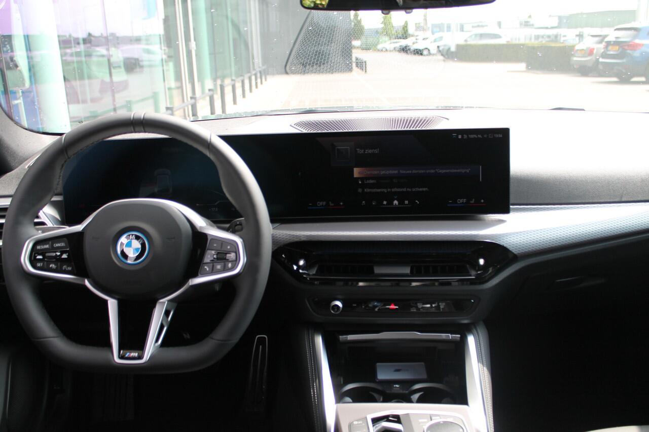 BMW i4 eDrive35 Gran Coupé M Sport / Achteruitrijcamera / Adaptieve LED / Active Cruise Control / Comfort Access / Stoelverwarming / Live Cockpit Plus