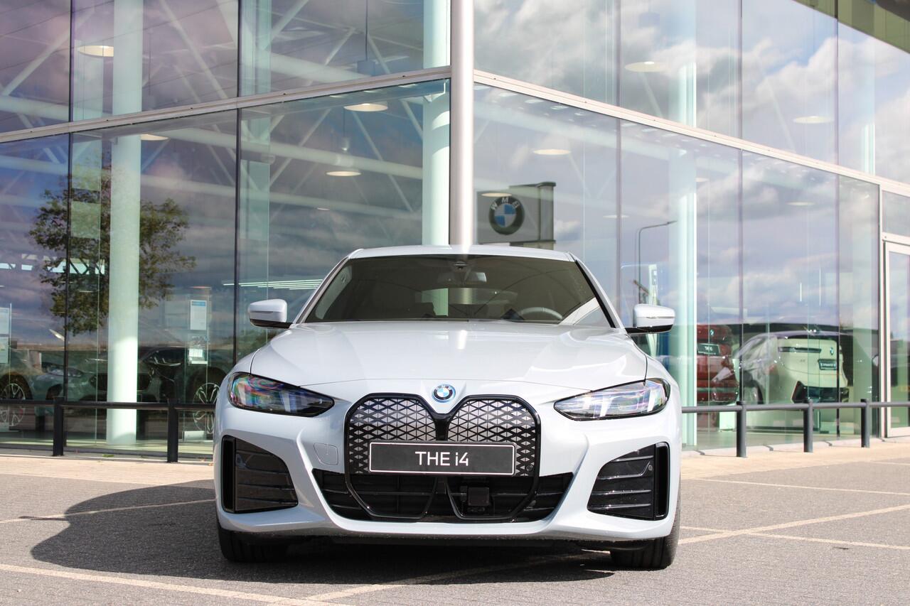 BMW i4 eDrive40 M Sport / Achteruitrijcamera / Comfort Access / Adaptieve LED / Active Cruise Control / Parking Assistant / Stuurverwarming