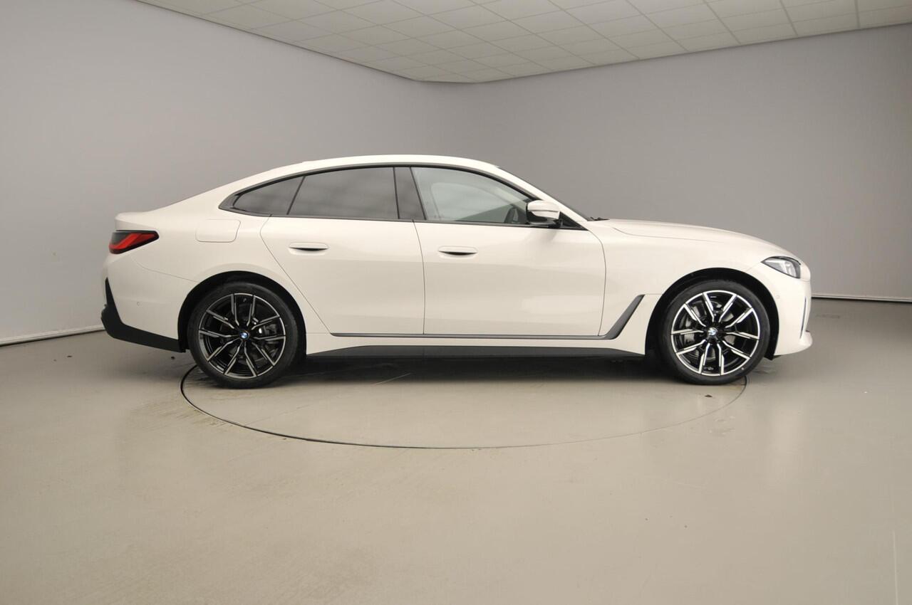 BMW i4 Gran Coupé eDrive35 Trekhaak / HIFI / Active Cruise / Getint glas / Park assist / Alu wielen 19 inch