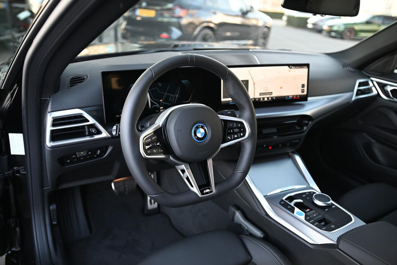BMW i4 eDrive35 Gran Coupé M Sport / Active Cruise Control / Comfort Access / Parking Assistant / Stoelverwarming / Widescreen Display / Live Cockpit Plus