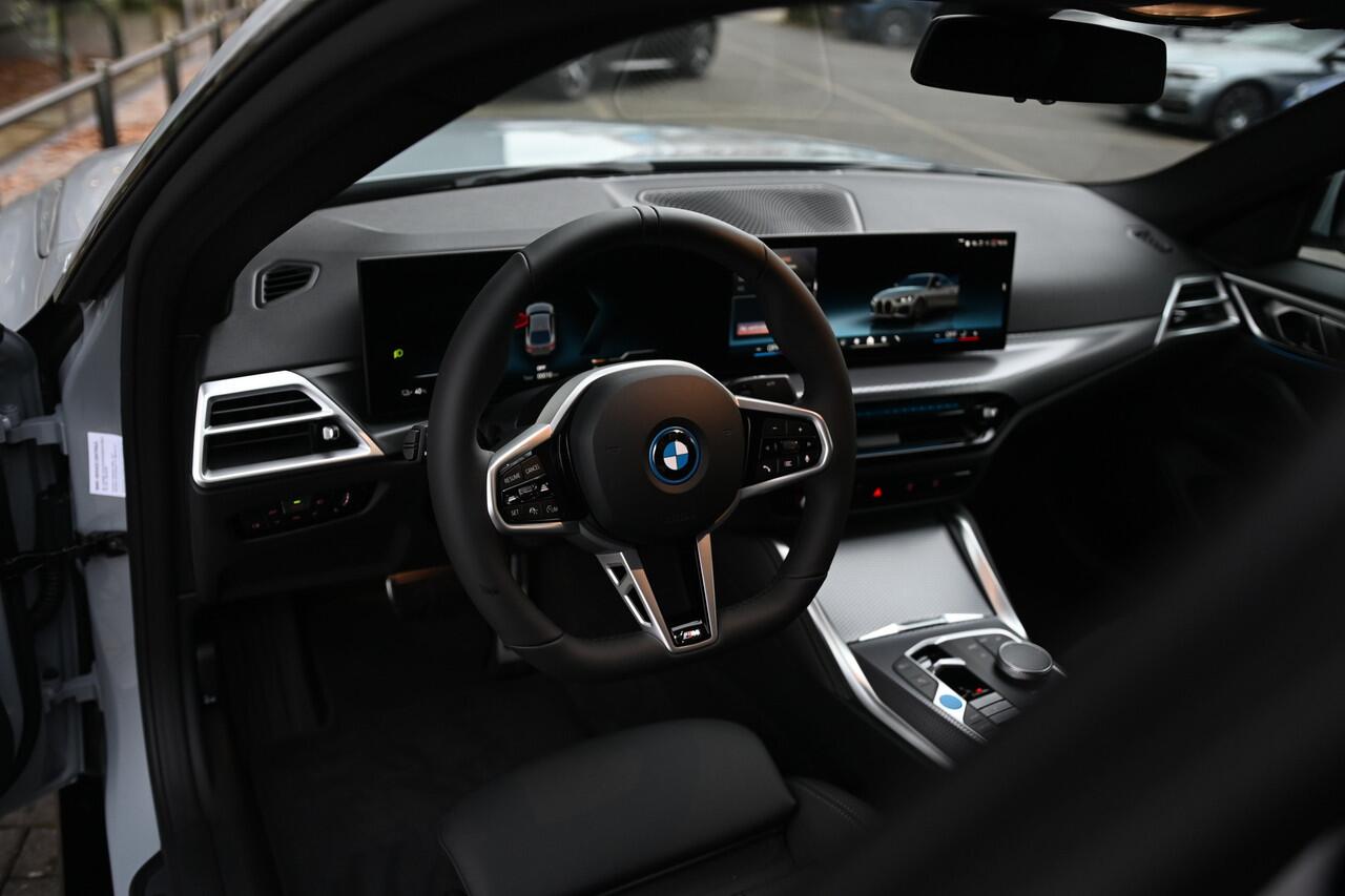 BMW i4 eDrive35 Gran Coupé M Sport / Achteruitrijcamera / Adaptieve LED / Active Cruise Control / Stoelverwarming / Live Cockpit Plus