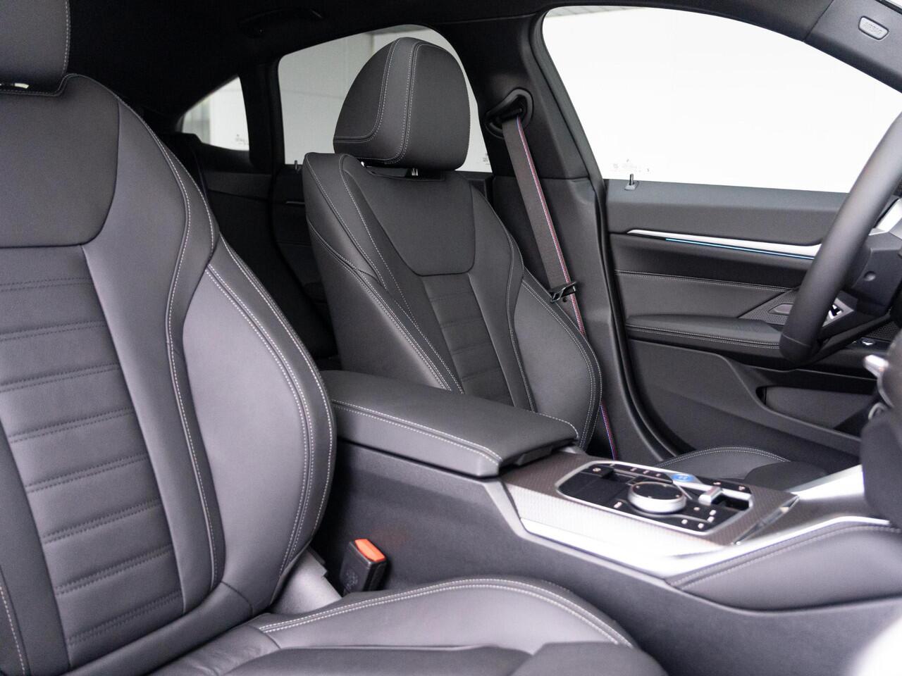 BMW i4 eDrive40 | M Sportpakket Pro | Comfort Pack | Schuif-/Kanteldak | Stuurwielrand verwarmd | Comfort Access | Achteruitrijcamera | 19''