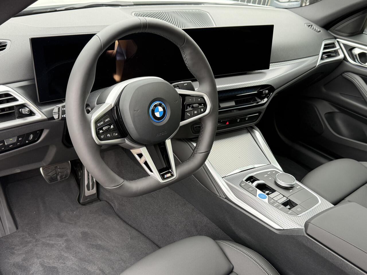 BMW i4 eDrive35 | M-Sport | 19'' | S/k-dak | HiFi | Stuur + stoelverw. | Comf. Acc. | Trekhaak | Camera