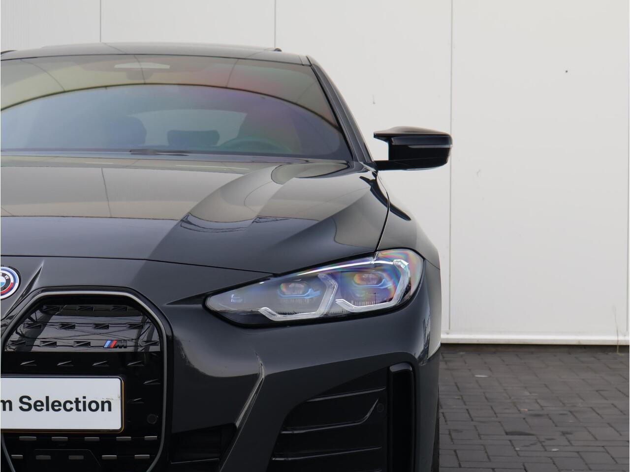 BMW i4 M50 84 kWh / Schuif - Kanteldak / Harman Kardon / Elektrische Verstelbare Stoelen / M-Stoelen / 19'' /