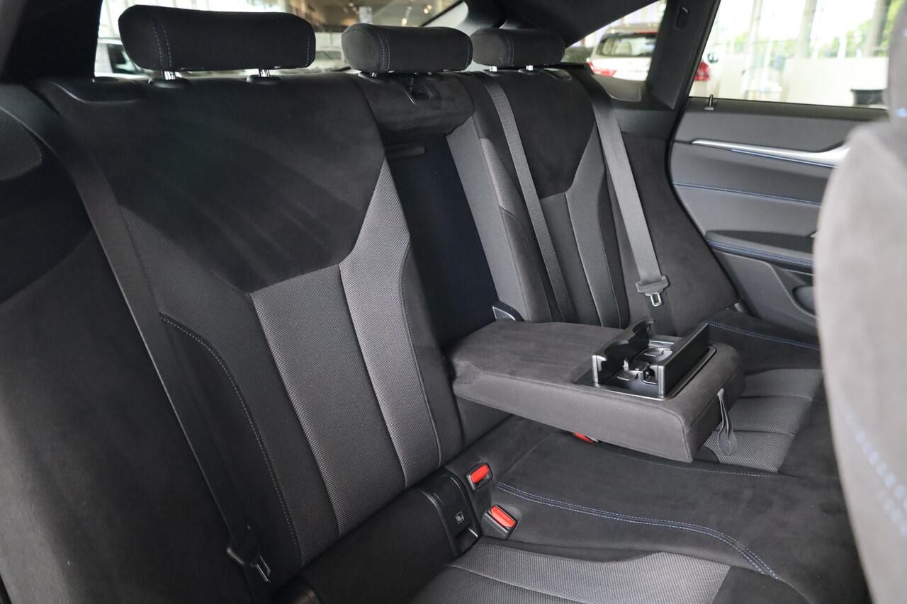 BMW i4 eDrive40 | M Sportpakket | Innovation Pack | Comfort Pack