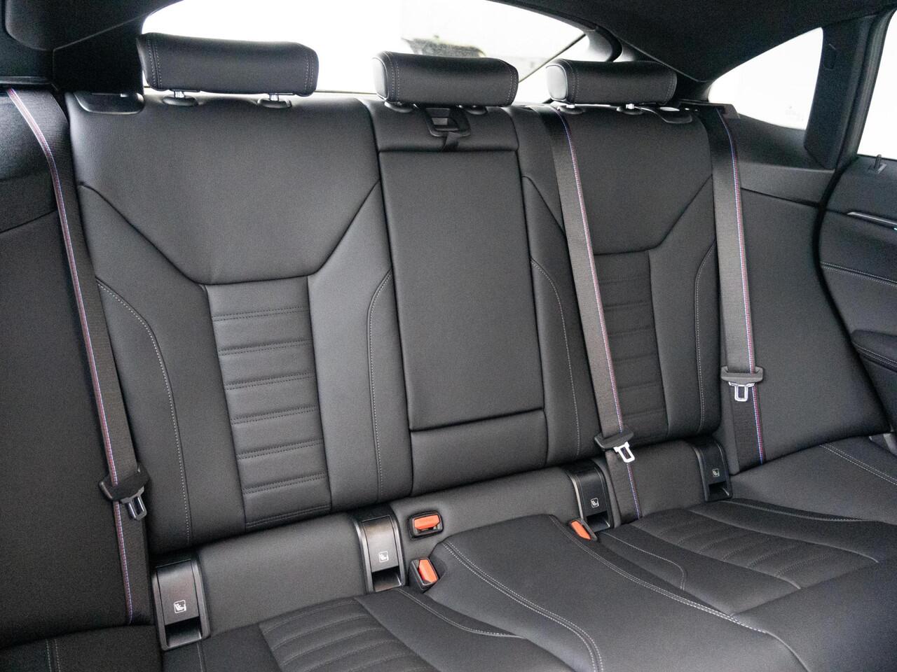 BMW i4 eDrive40 | M Sportpakket Pro | Comfort Pack | Schuif-/Kanteldak | Stuurwielrand verwarmd | Comfort Access | Achteruitrijcamera | 19''