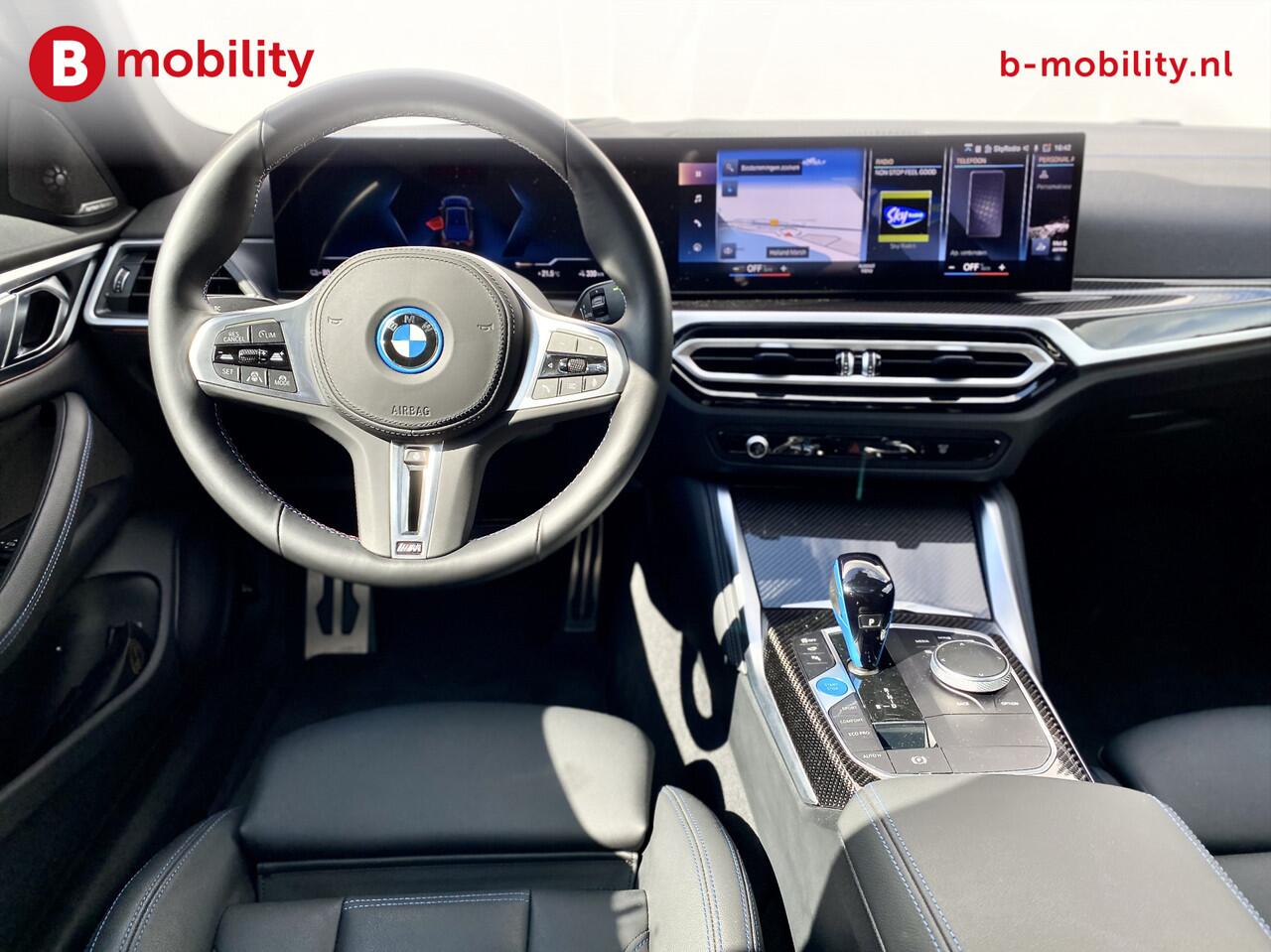 BMW i4 M50 544Pk High Executive 84 kWh Elektrisch verstelbare stoelen | Trekhaak 1600kg | Schuif/Kanteldak | Driving Assistant Professional | Harman Kardon Sound System | Head Up Display | Verwarmbaar stuurwiel | Interieurlijsten Carbon Fibre | Parking Assist.