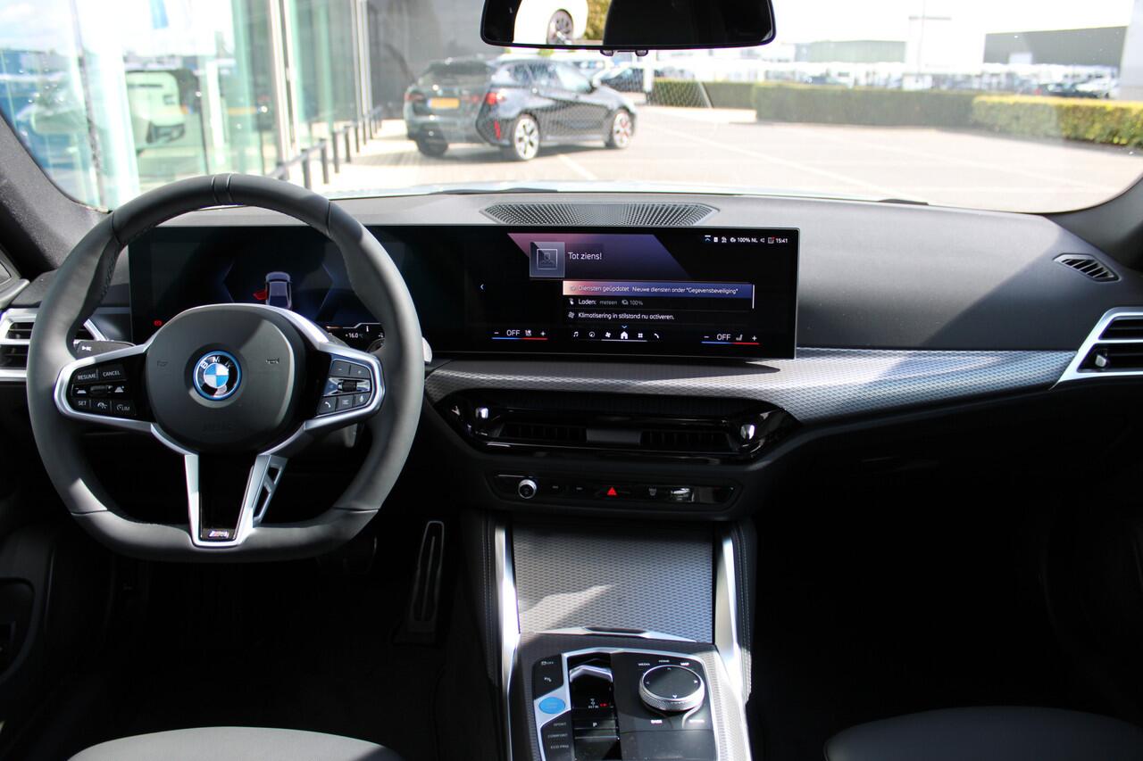 BMW i4 eDrive40 M Sport / Achteruitrijcamera / Comfort Access / Adaptieve LED / Active Cruise Control / Parking Assistant / Stuurverwarming