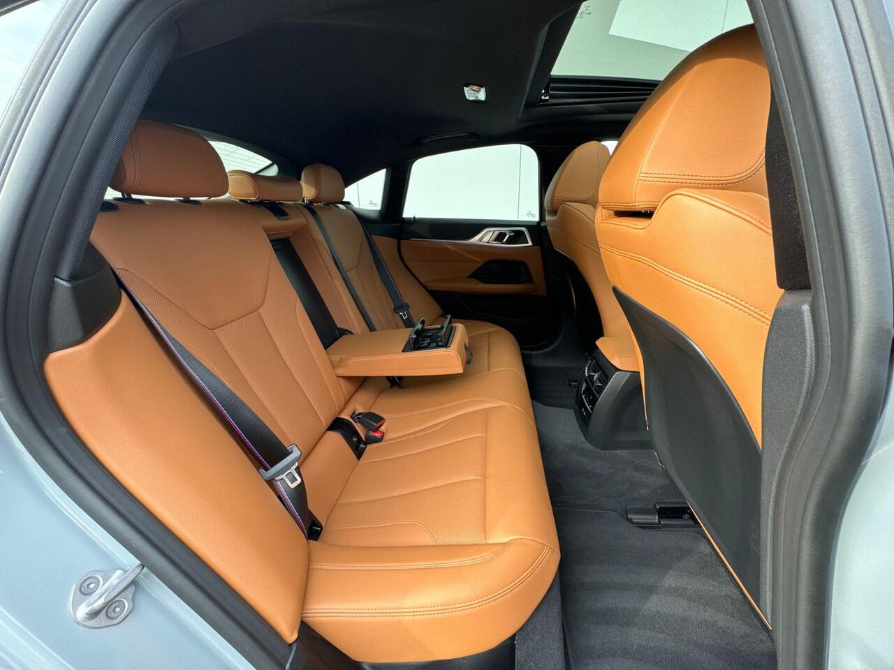 BMW i4 xDrive40 M-Sport Pro Stuurwielrand Verwarming / Comfort Acces / Electrische Zwenkhaak / Getinte Ramen Achter / Binnen & Buitenspiegel Automatisch Dimmend / Adaptieve Led Koplampen / Driving Prof / Hifi