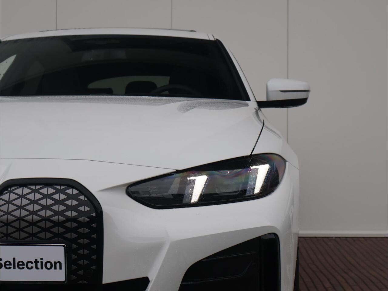 BMW i4 eDrive40 M Sport Edition 84 kWh M Sportpakket Pro/ Stuurwielrand verwarmd/ Comfort Access/ Elektrische Trekhaak/ Stoelverwarming/ Harman-Kardon/ Driving Assistant Professional/