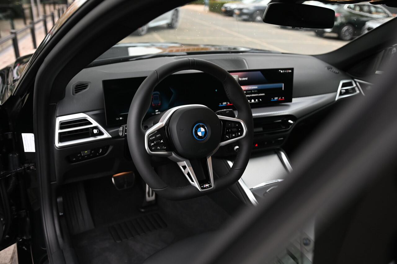 BMW i4 eDrive40 M Sport / Achteruitrijcamera / Adaptieve LED / Active Cruise Control / Live Cockpit Plus / Comfort Access / Stoelverwarming