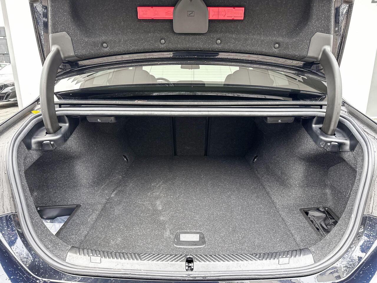 BMW i5 Sedan eDrive40 M Sport Edition / Stoelventilatie / Trekhaak Zwenkbaar / Elektrisch verstelbare stoelen / Stoelverwarming voor en achter / Comfort Acces / Harman Kardon / Selections