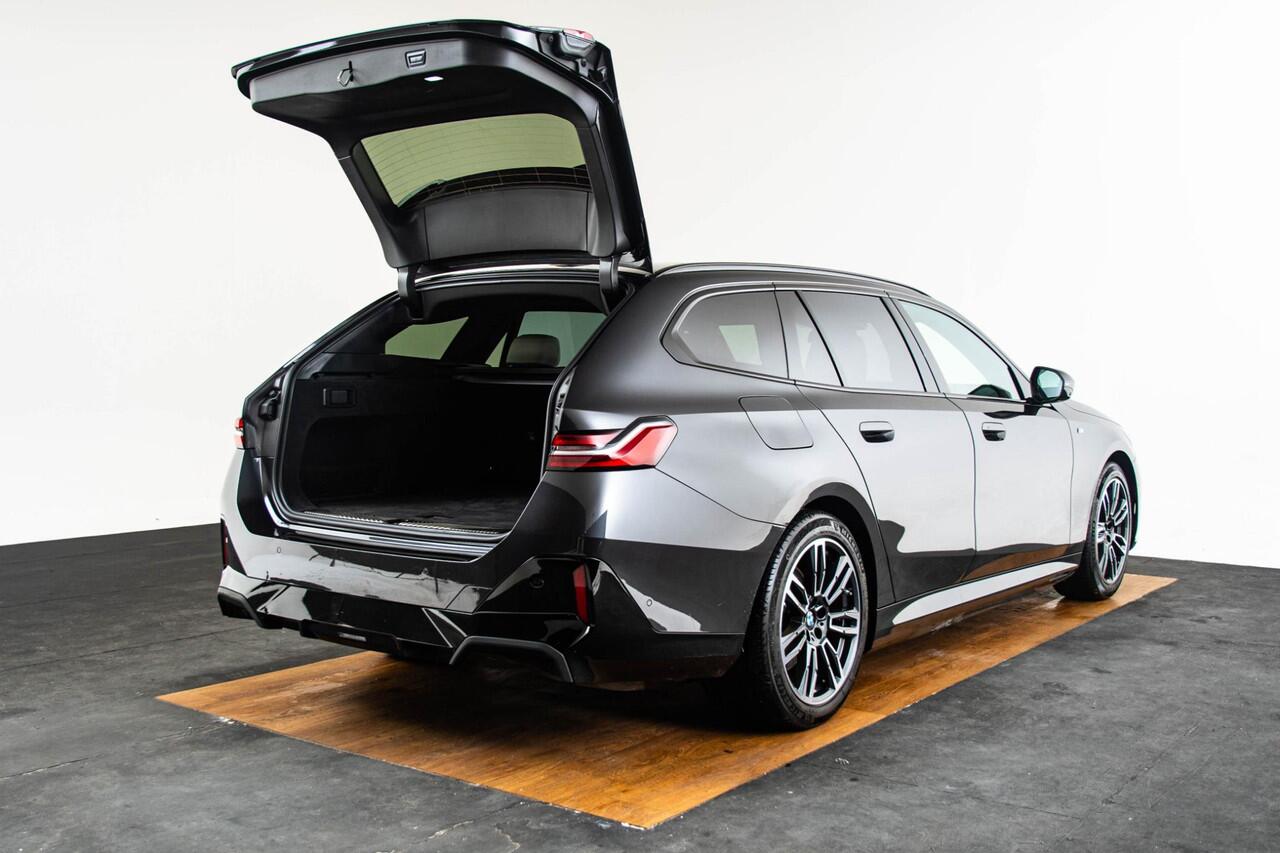 BMW i5 Touring eDrive40 M Sport Edition 84 kWh Trekhaak - Panoramadak - Parking/Driving Professional - Comfort Pack - Harman Kardon - Head up - Comfort Acces - Stuurwielrandverwarming - Active Guard -