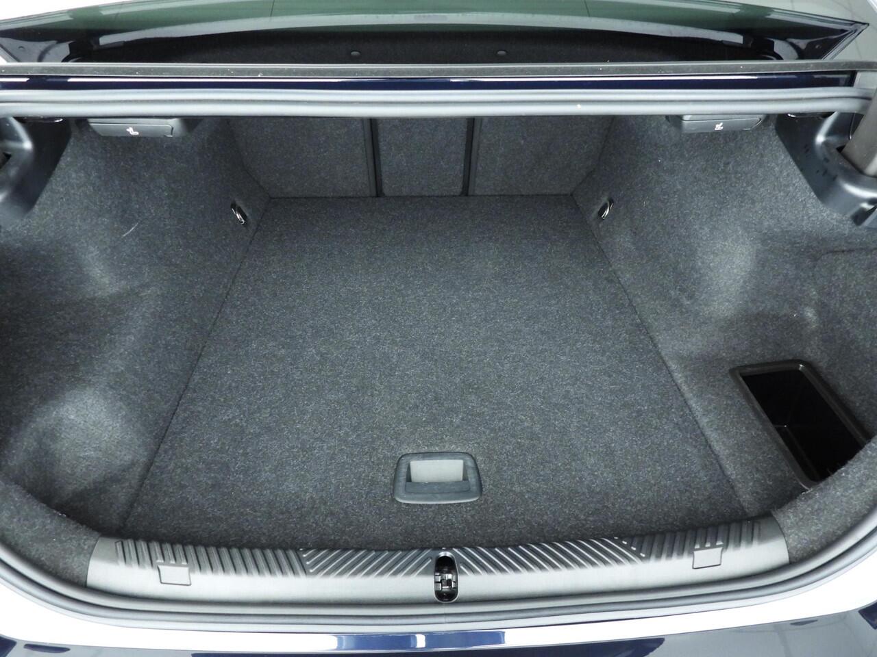 BMW i5 Sedan M60 xDrive 84 kWh | M-Sportpakket | LED | Leder | HUD | Schuifdak | Active cruise | DAB | Bowers @ Wilkins sound | Alu 20 inch