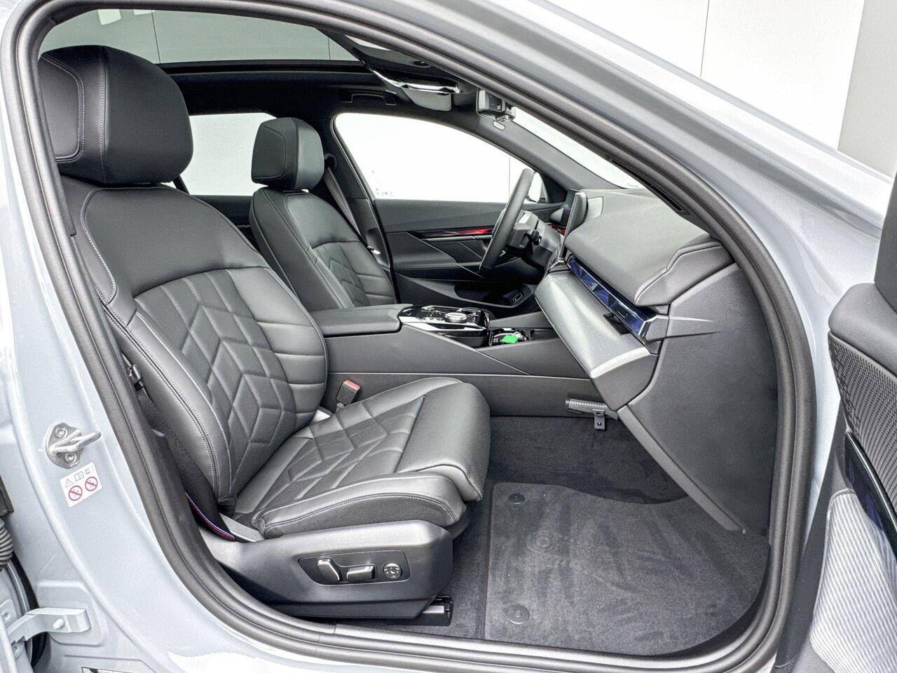 BMW i5 Touring eDrive40 M Sport Pro Glazen Dak / Harman Kardon / Comfortstoelen / Stoelventilatie / Iconic Glow / Getinte ramen / 20 Inch / Selections