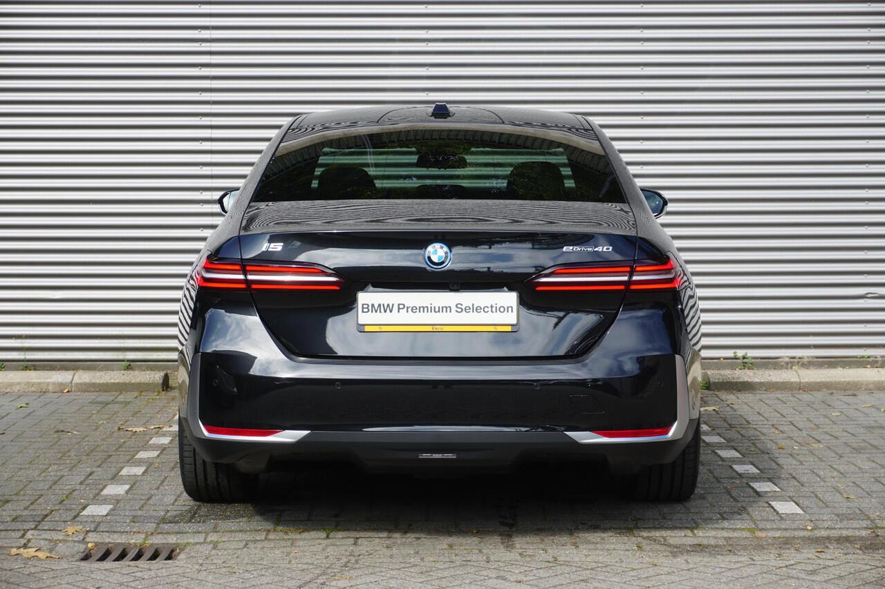 BMW i5 Sedan eDrive40 Travel Pack | Comfort Pack | Glazen panoramadak | Driving Assistant Plus | Harman-Kardon sound system