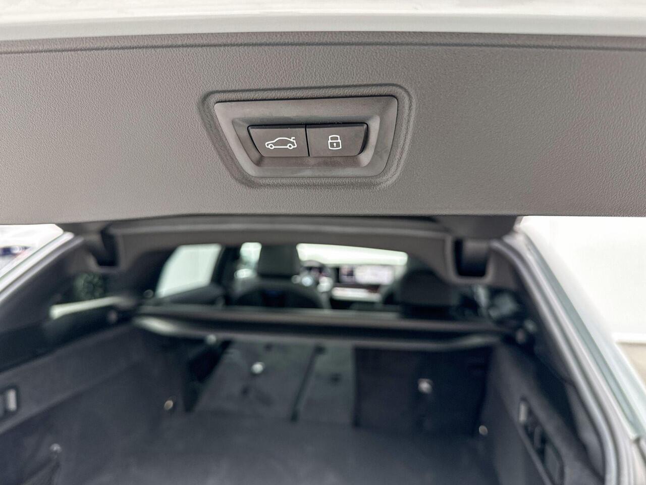 BMW i5 Touring eDrive40 M Sport Pro Glazen Dak / Harman Kardon / Comfortstoelen / Stoelventilatie / Iconic Glow / Getinte ramen / 20 Inch / Selections