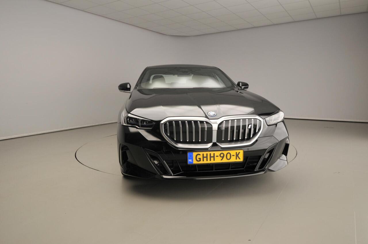 BMW i5 Sedan eDrive40 84 kWh | M-Sportpakket | LED | HUD | Panoramadak | Trekhaak | Active cruise | DAB | Harman-kardon sound | Alu 20 inch