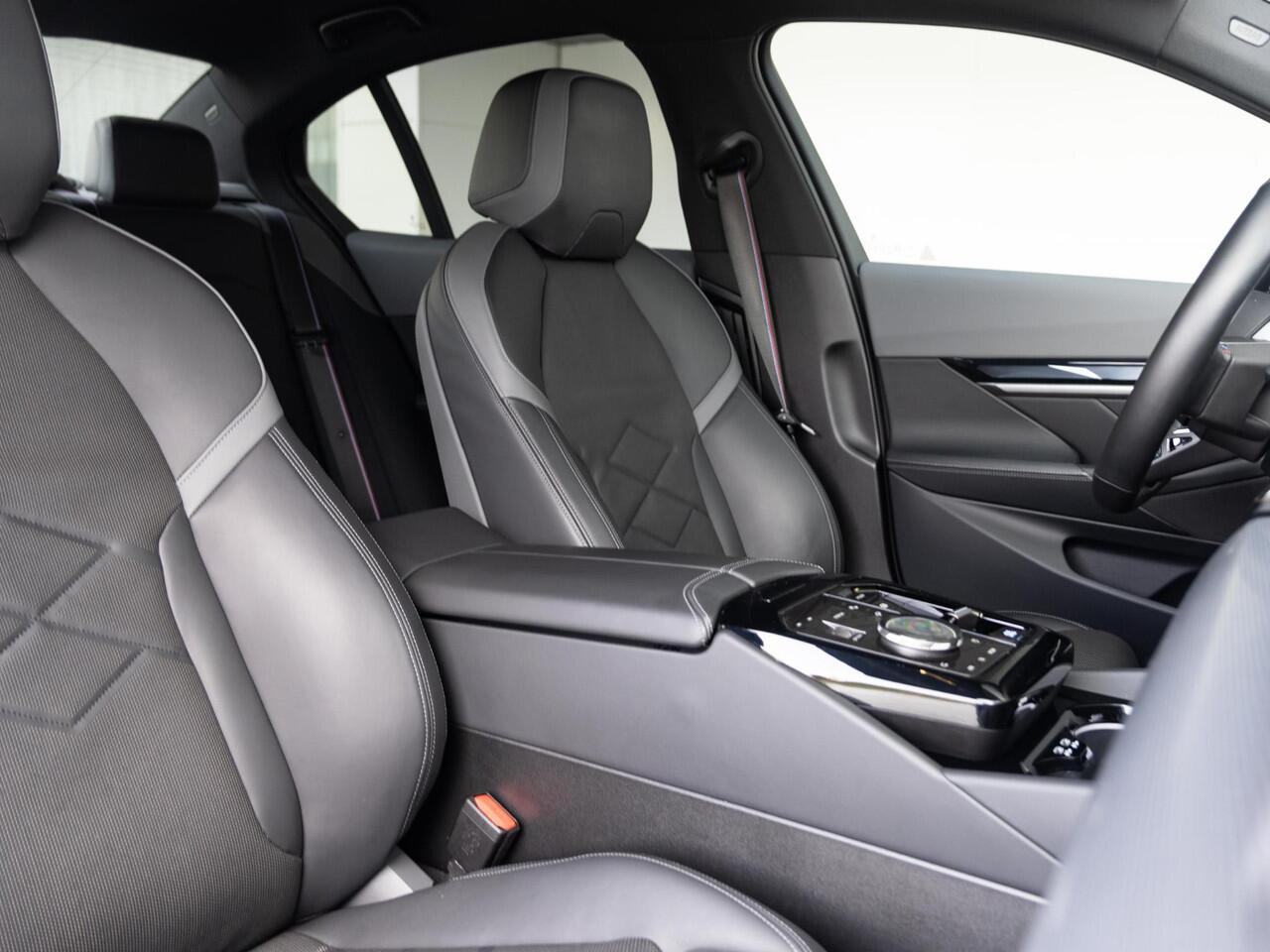 BMW i5 M60 xDrive | M Sportpakket Pro | Innovation Pack | Harman-Kardon | Stoelventilatie | Stuurwielrand verwarmd | Comfort Access | Trekhaak