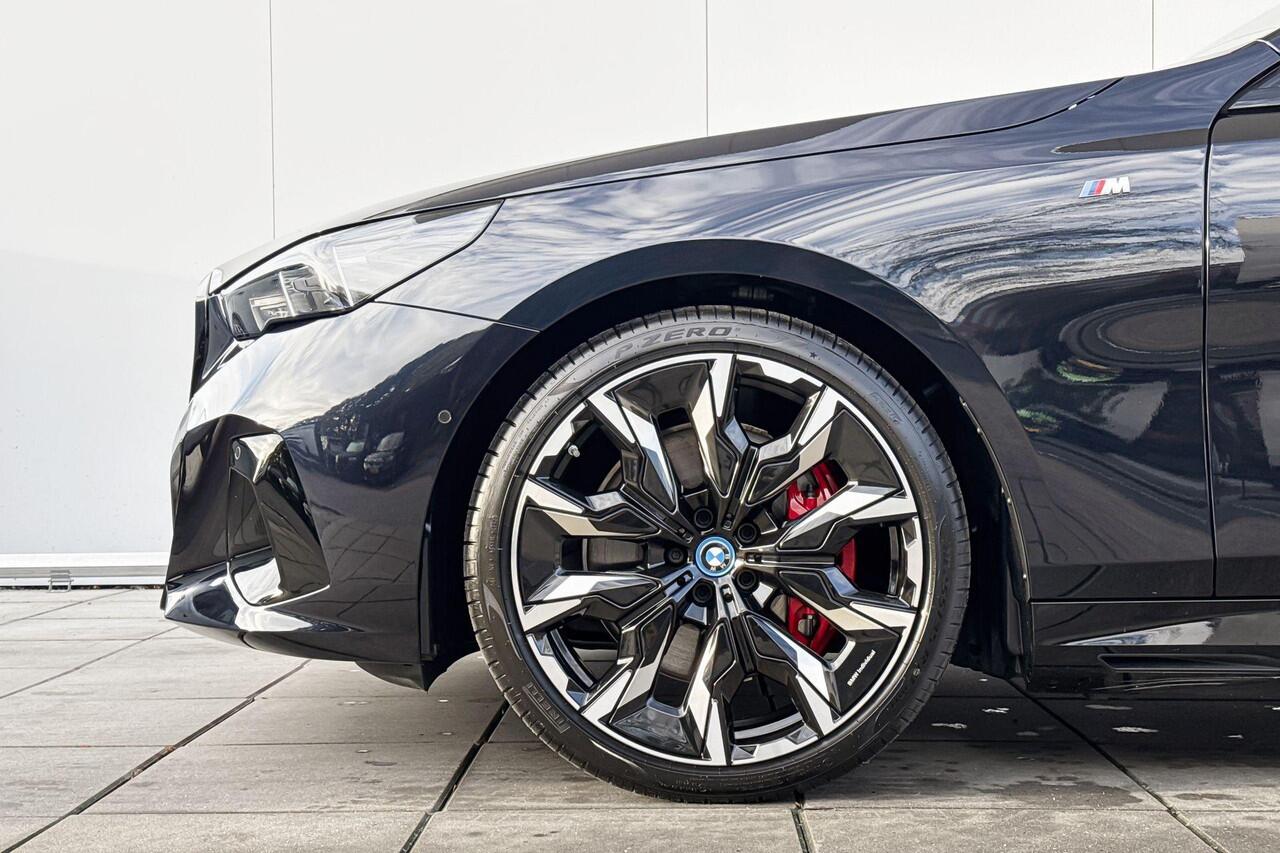 BMW i5 Touring M60 xDrive M-Sport Pro / Harman Kardon Audio / Trekhaak / Driving Prof / 21inch LM Velgen / Head Up Display / Glazendak / Stuurwielrandverwarming / Parking Prof
