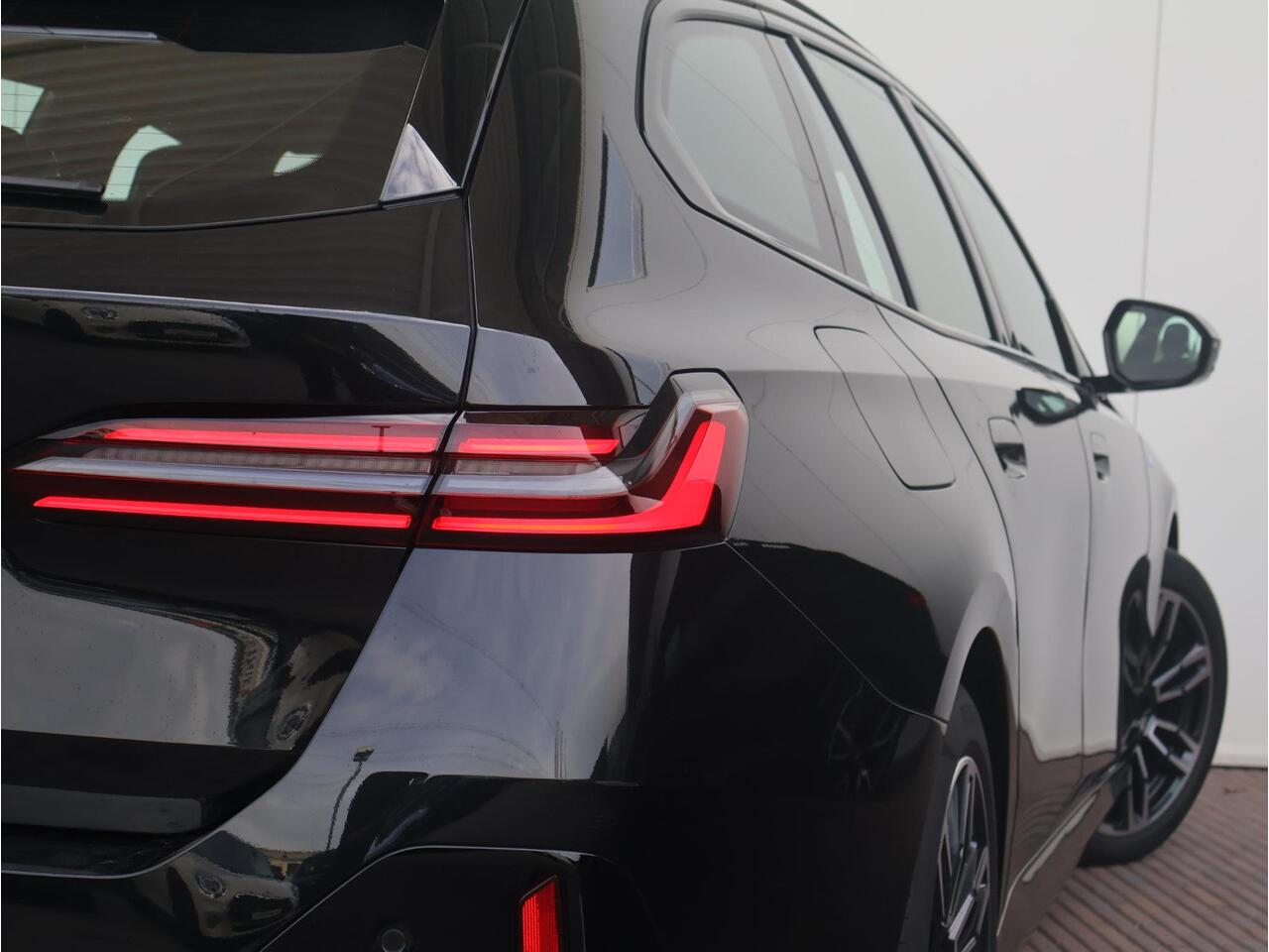 BMW i5 Touring eDrive40 M Sport Edition 84 kWh M Sport Pro / Innovation Pack / Travel Pack / Comfort Pack