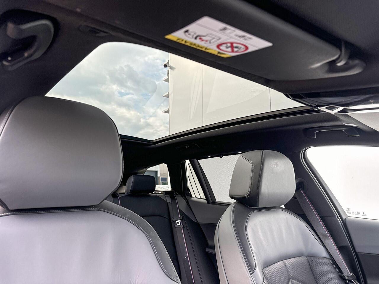 BMW i5 Touring M60 xDrive 84 kWh 21 Inch / Stuurwielrand verwarming / Stoel verwarming Voor & Achter / Comfort Acces / Electrische Zwenkhaak / Ionic Glow Exterieur pakket / Panorama Dak / Getinte Ramen / Stoelventilatie / Driving Assistant Prof / Parking Assist