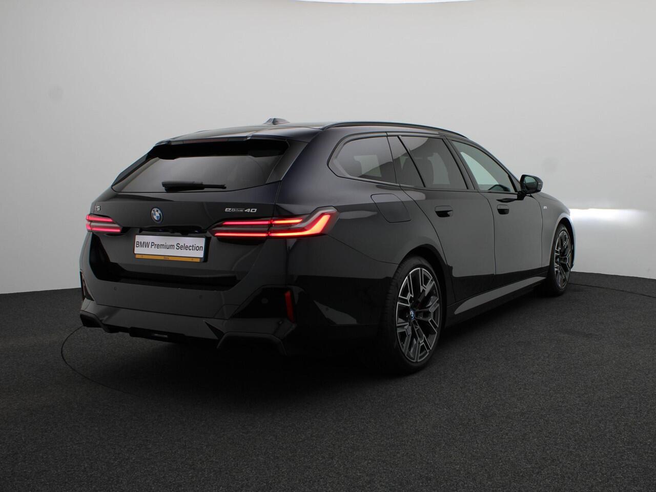 BMW i5 Touring eDrive40 M Sportpakket Pro | Panoramadak | Stoelverstelling elektrisch met memory | Bowers & Wilkins | 20"