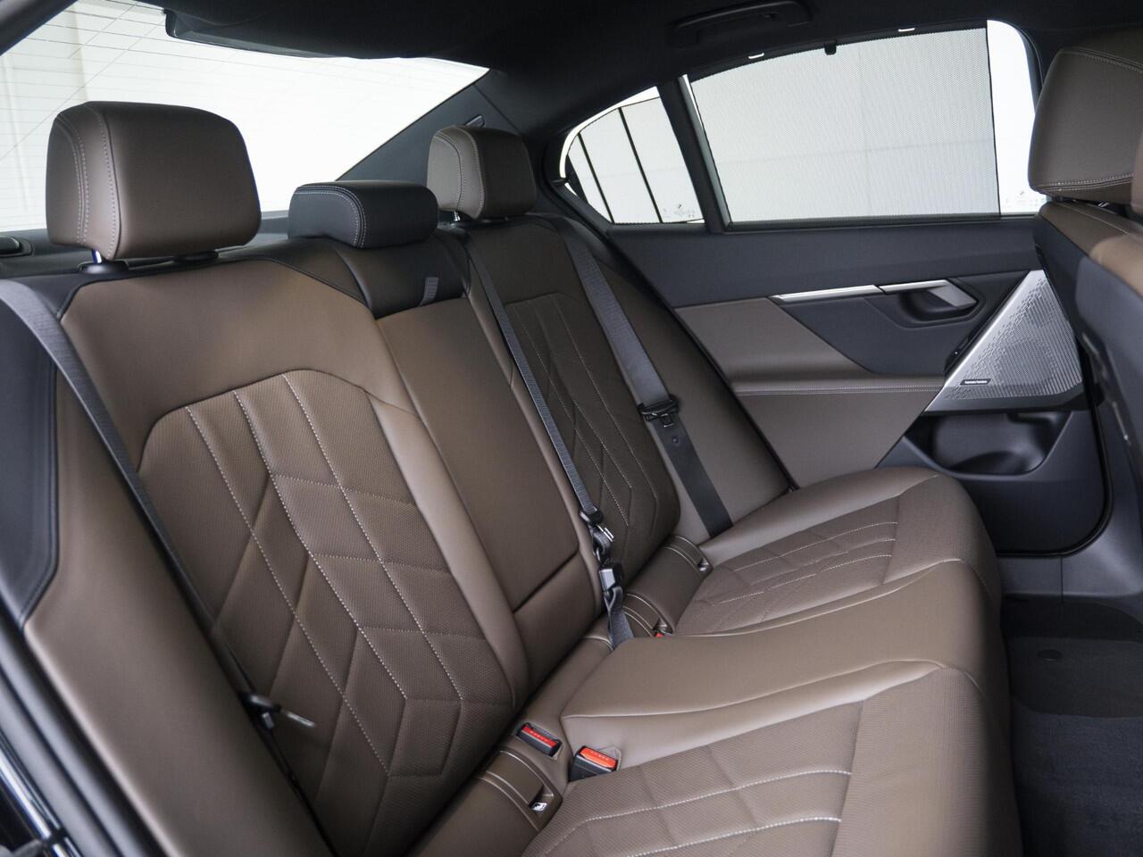 BMW i5 eDrive40 M Sportpakket 20'' / Panoramadak / Comfortstoelen / Harman Kardon / Trekhaak | Ekris Selection