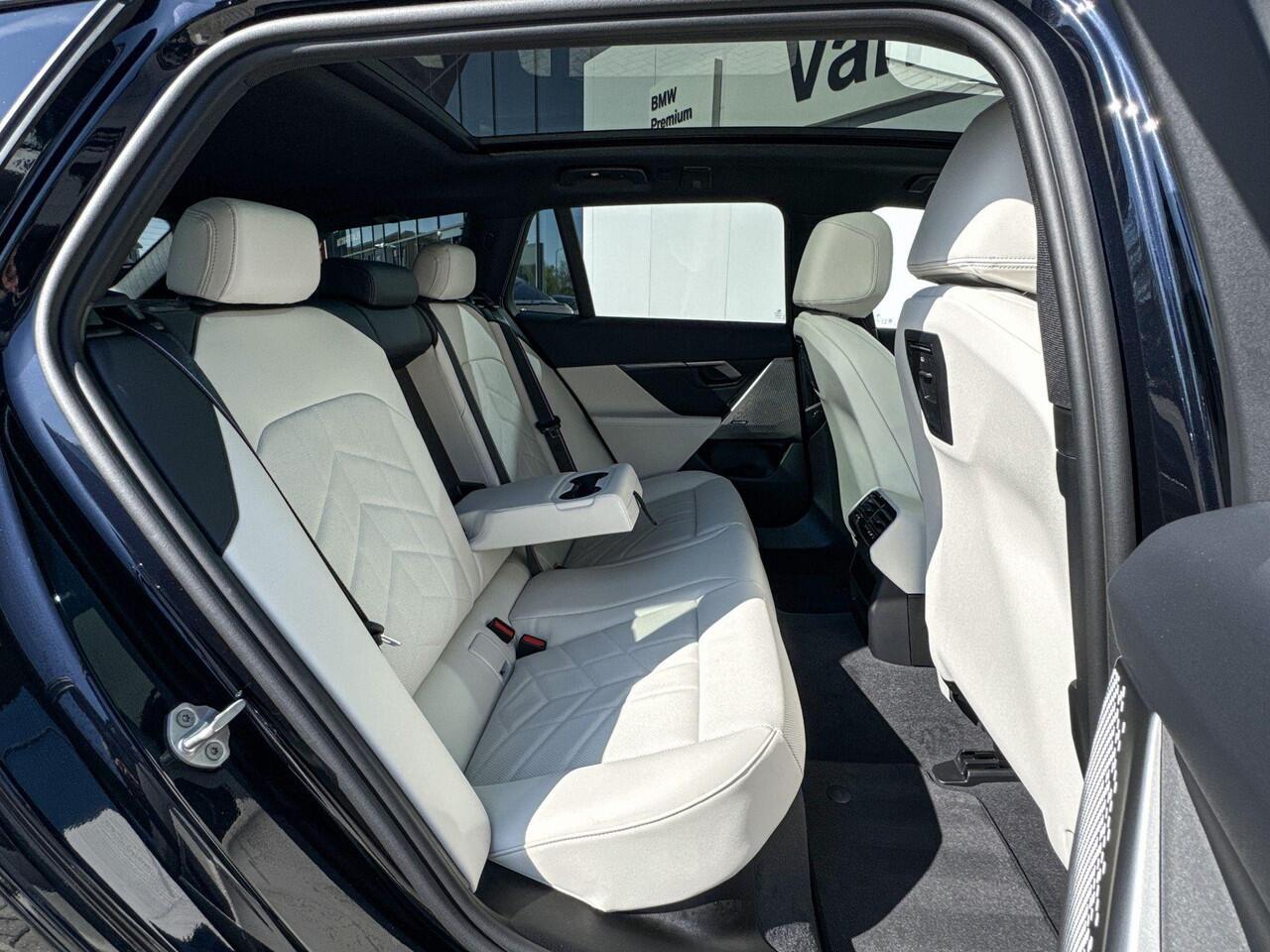 BMW i5 Touring eDrive40 M Sport Edition | M Sport Pro | Innovation Pack | Travel Pack | Comfort Pack | Trekhaak