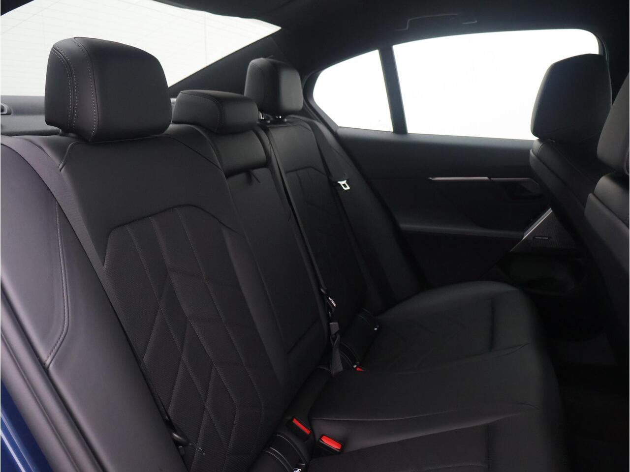 BMW i5 eDrive40 M Sport Edition 84 kWh M Sportpakket/ Achteruitrijcamera/ Stoelventilatie/ Harman-Kardon/ Driving Assistant Plus/ Elektrisch verstelbare stoelen/ Stoelverwarming