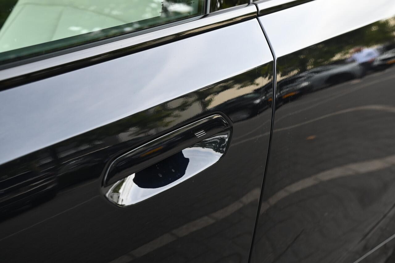 BMW i5 Touring eDrive40 M Sport / Panoramadak / Trekhaak / Bowers & Wilkins / Adaptieve LED / Stoelventilatie / Comfort Access / Parking Assistant Plus / Stuurverwarming