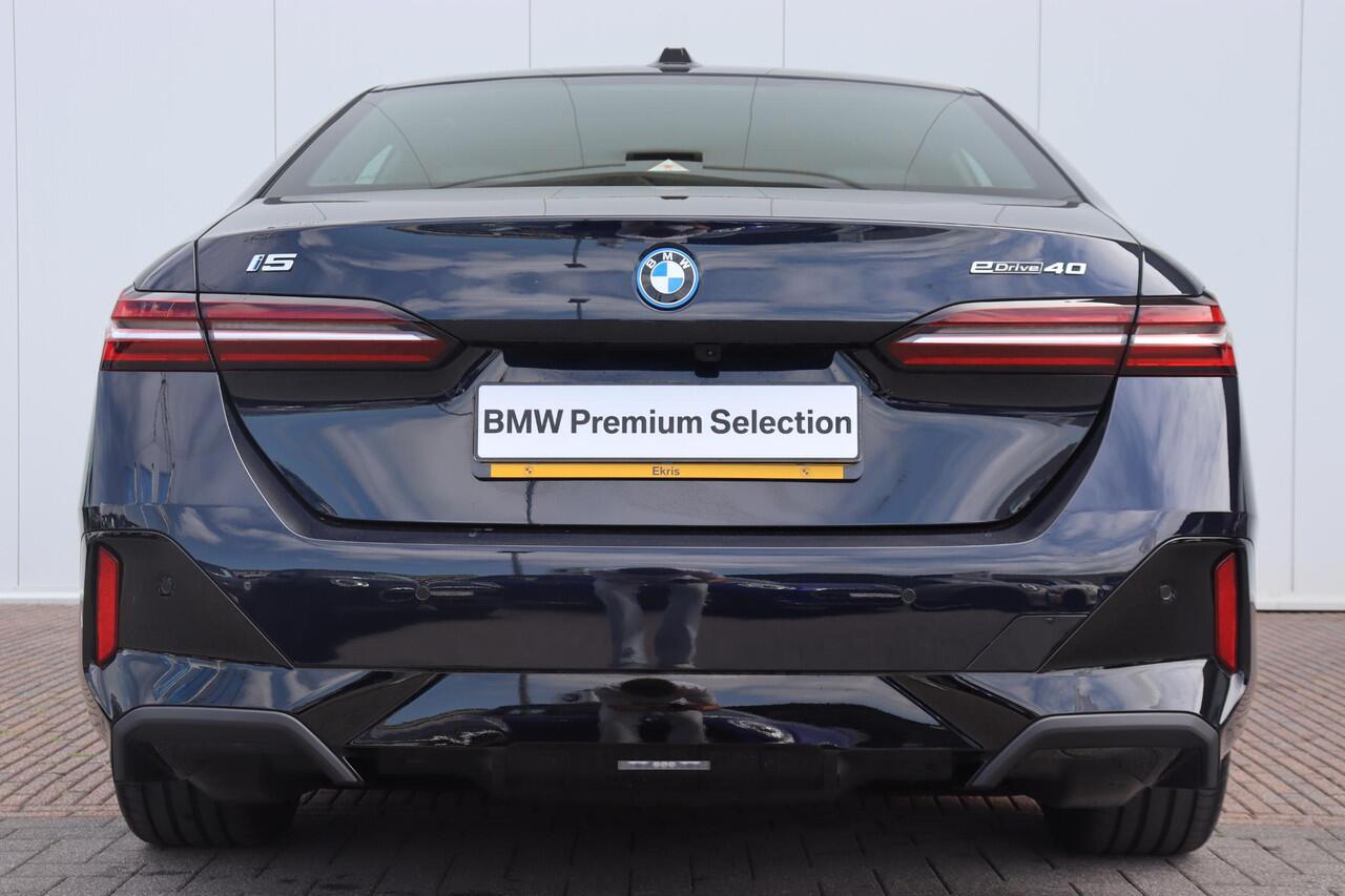 BMW i5 eDrive40 | M Sport Edition M Sportpakket/ Comfort Access/ Stoelverwarming/ Ambiance verlichting/ Innovation Pack/ Travel Pack / Ekris Selection