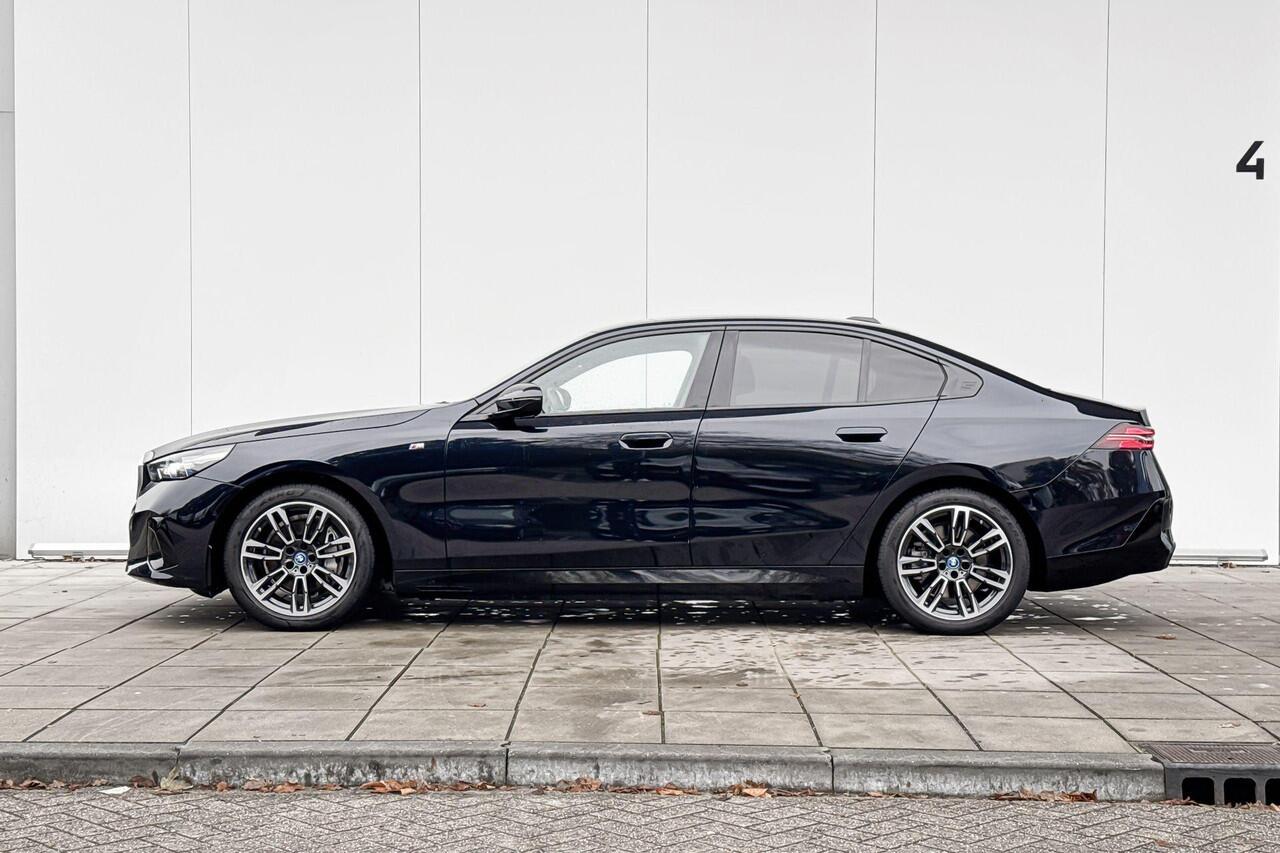 BMW i5 Sedan eDrive40 M Sport Edition / Stoelventilatie / Trekhaak Zwenkbaar / Elektrisch verstelbare stoelen / Stoelverwarming voor en achter / Comfort Acces / Harman Kardon / Selections