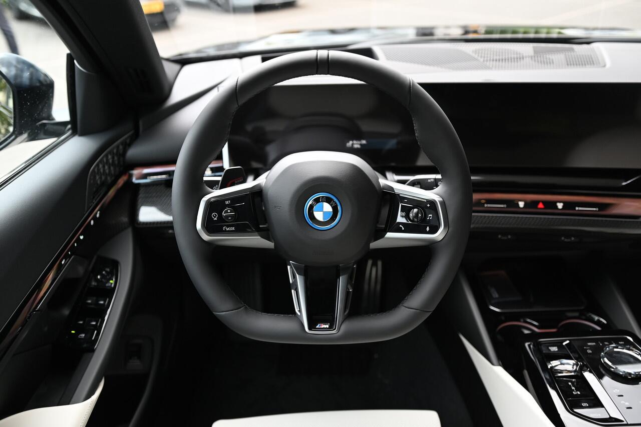 BMW i5 Touring eDrive40 M Sport / Panoramadak / Trekhaak / Bowers & Wilkins / Adaptieve LED / Stoelventilatie / Comfort Access / Parking Assistant Plus / Stuurverwarming