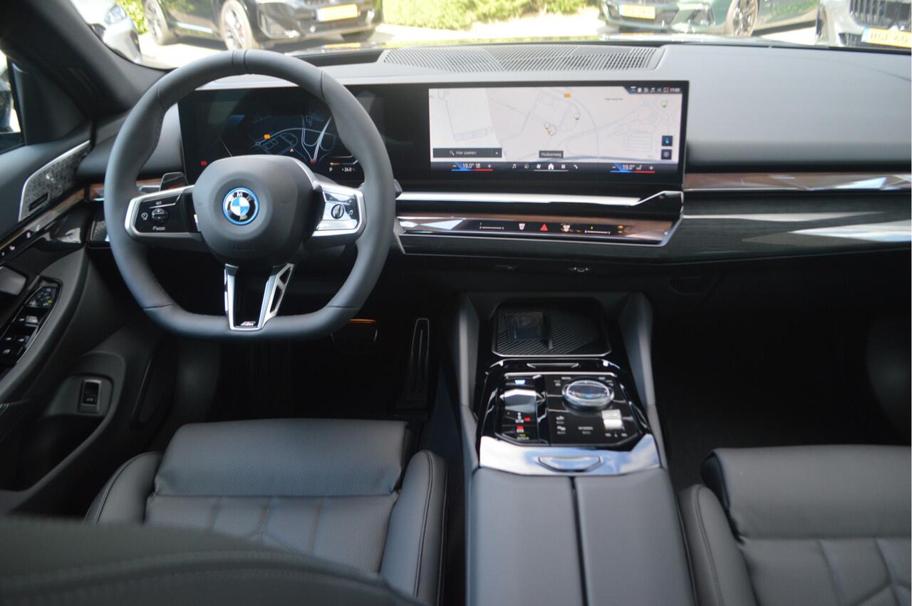 BMW i5 eDrive40 M Sport / Panoramadak / Trekhaak / Stoelventilatie / Adaptieve LED / Comfort Access / Parking Assistant Plus / Stuurverwarming