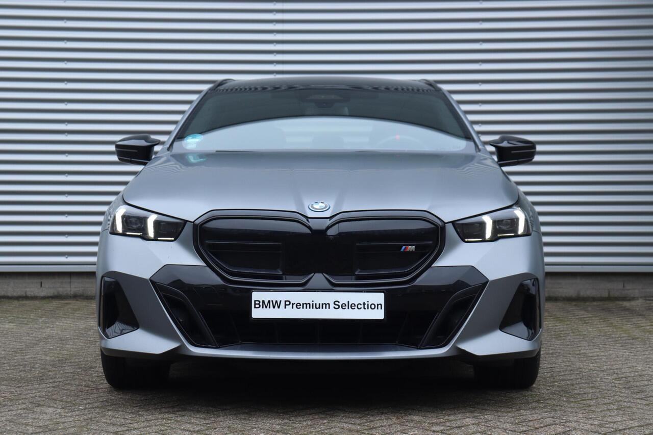BMW i5 Touring M60 xDrive | M Sportpakket Pro | Trekhaak | Panodak | Driving Assistant Prof. | Parking Assistant Prof. | Bowers & Wilkins Surround Sound | Stoelventilatie | Comfort Pack | Glasapplicatie | Iconic Glow | 21''LMV