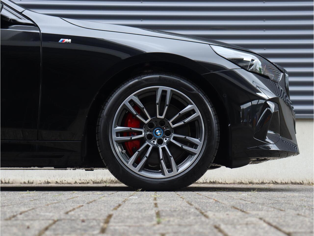 BMW i5 Touring eDrive40 | M Sportpakket Pro | Trekhaak | Driving Assistant Prof. | Adaptief M Onderstel Prof. | Harman Kardon | Head-Up | Parking Assistant Plus | Comfortstoelen | 19'' LMV