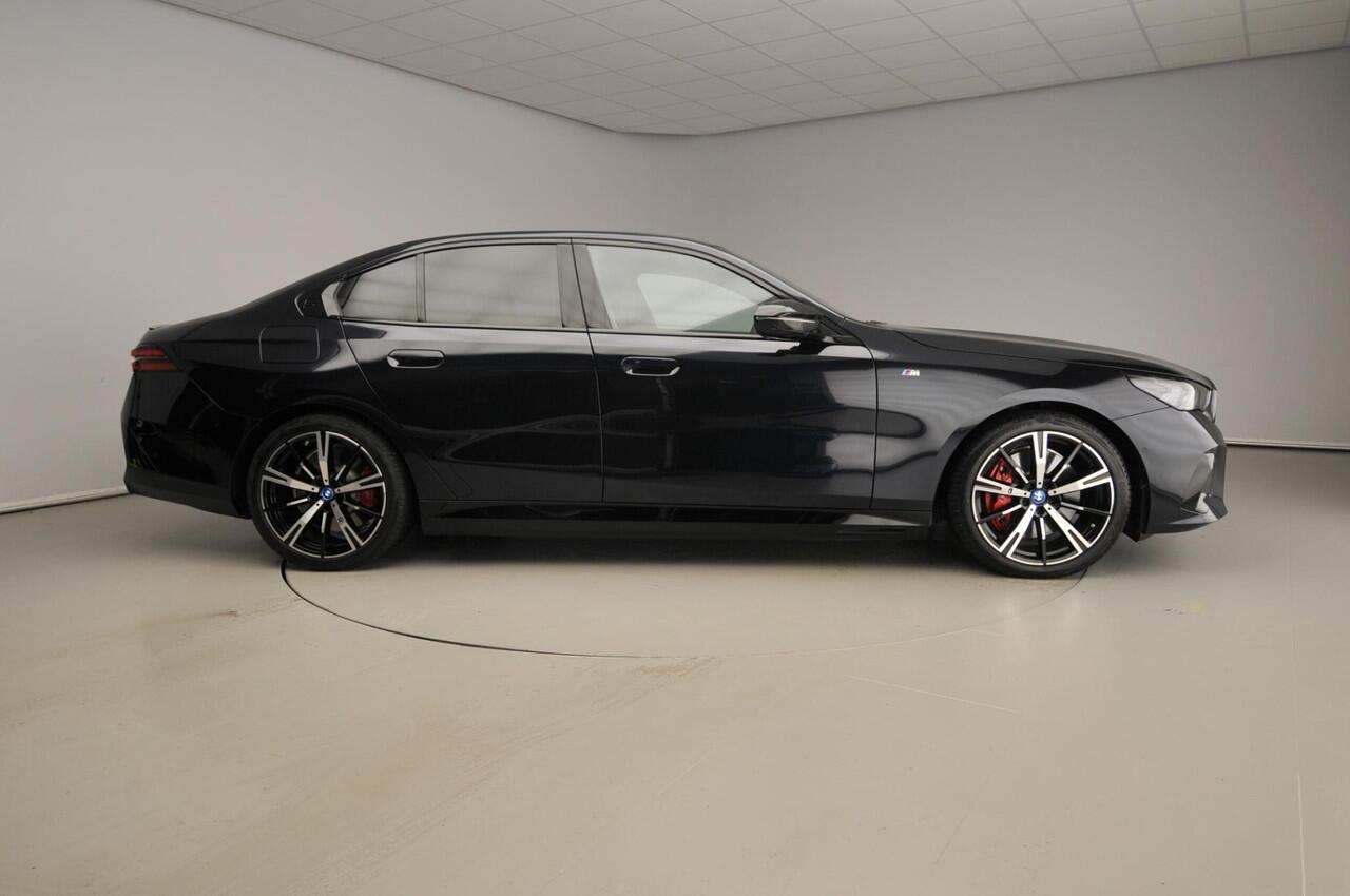 BMW i5 Sedan M60 xDrive 84 kWh | M-Sportpakket | LED | Leder | HUD | Schuifdak | Active cruise | DAB | Bowers @ Wilkins sound | Alu 20 inch