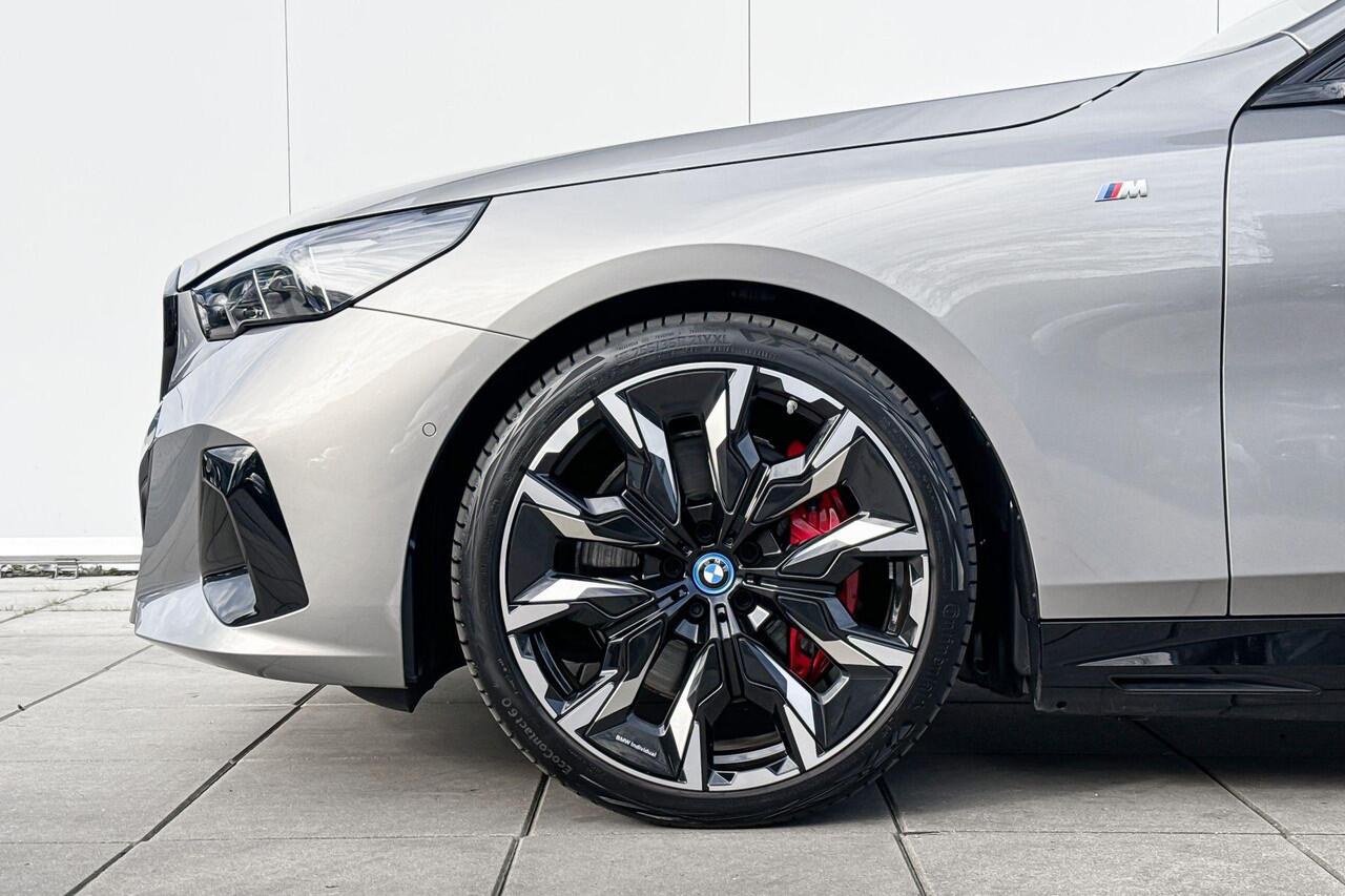 BMW i5 Touring M60 xDrive 84 kWh 21 Inch / Stuurwielrand verwarming / Stoel verwarming Voor & Achter / Comfort Acces / Electrische Zwenkhaak / Ionic Glow Exterieur pakket / Panorama Dak / Getinte Ramen / Stoelventilatie / Driving Assistant Prof / Parking Assist