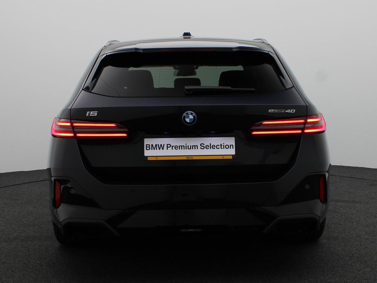 BMW i5 Touring eDrive40 M Sportpakket Pro | Panoramadak | Stoelverstelling elektrisch met memory | Bowers & Wilkins | 20"