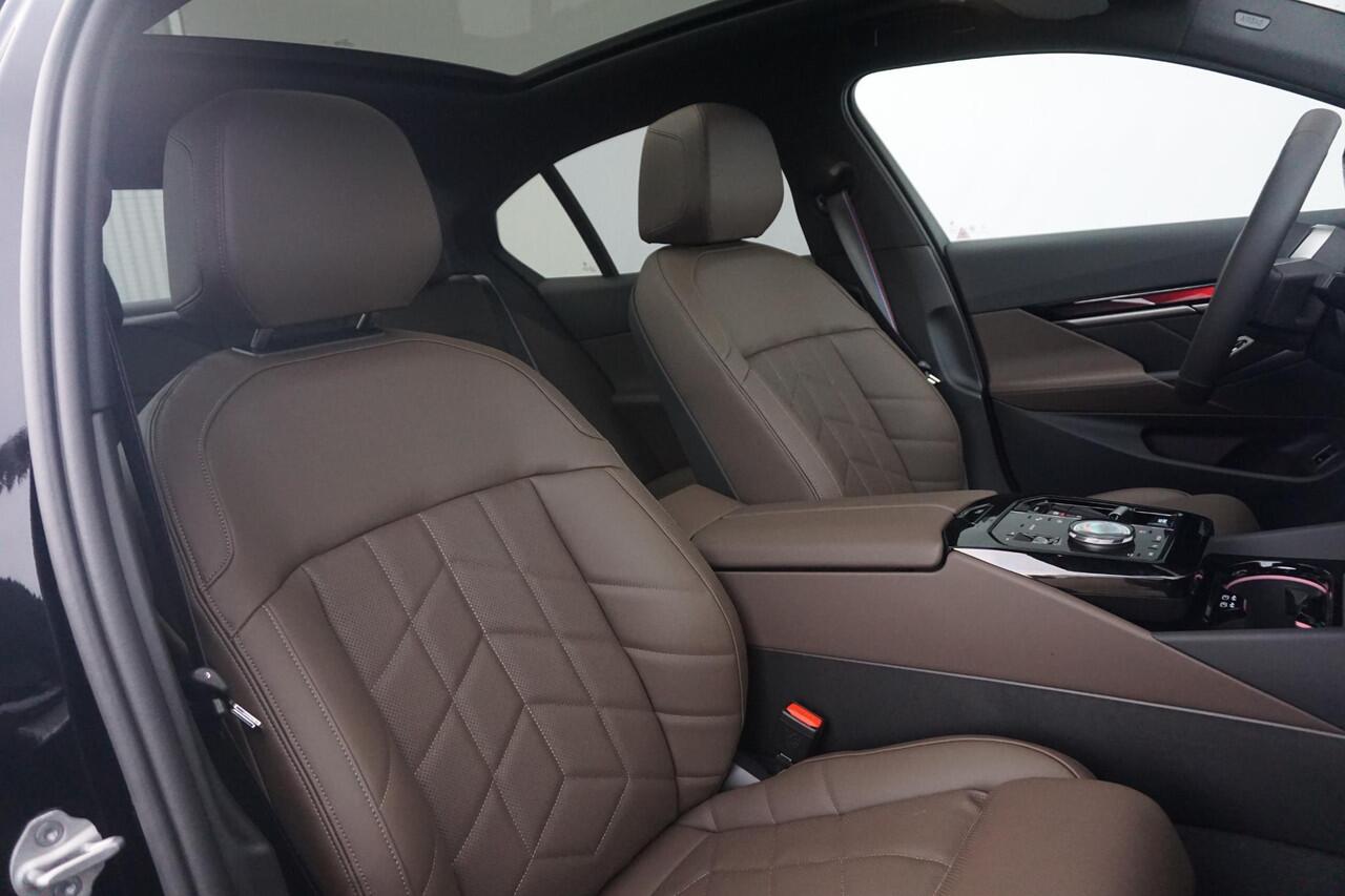 BMW i5 eDrive40 M Sportpakket Pro 20'' / Panoramadak / Stoelventilatie / Bowers & Wilkins / Trekhaak