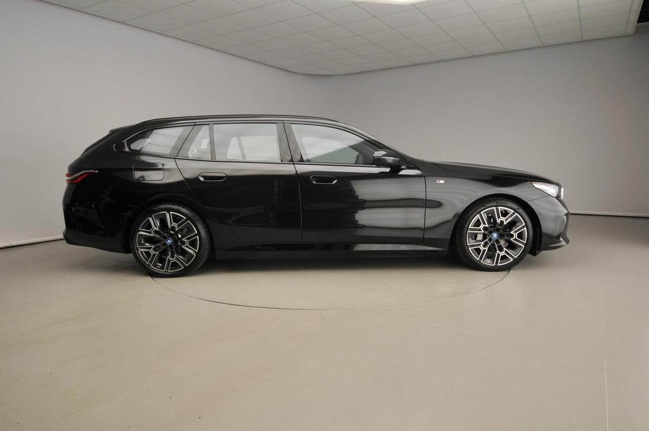 BMW i5 Touring eDrive40 | M-Sportpakket | LED | Leder | Navigatie | Active cruise | Trekhaak | Sportstoelen | DAB | Alu 20 inch