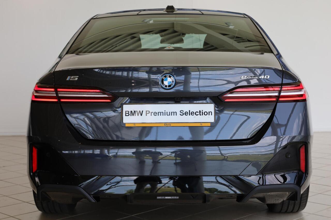 BMW i5 eDrive40 | M Sportpakket | Glazen Panoramadak | Trekhaak Elektrisch | Stuur- en stoelverwarming | Head-Up Display | Harman Kardon