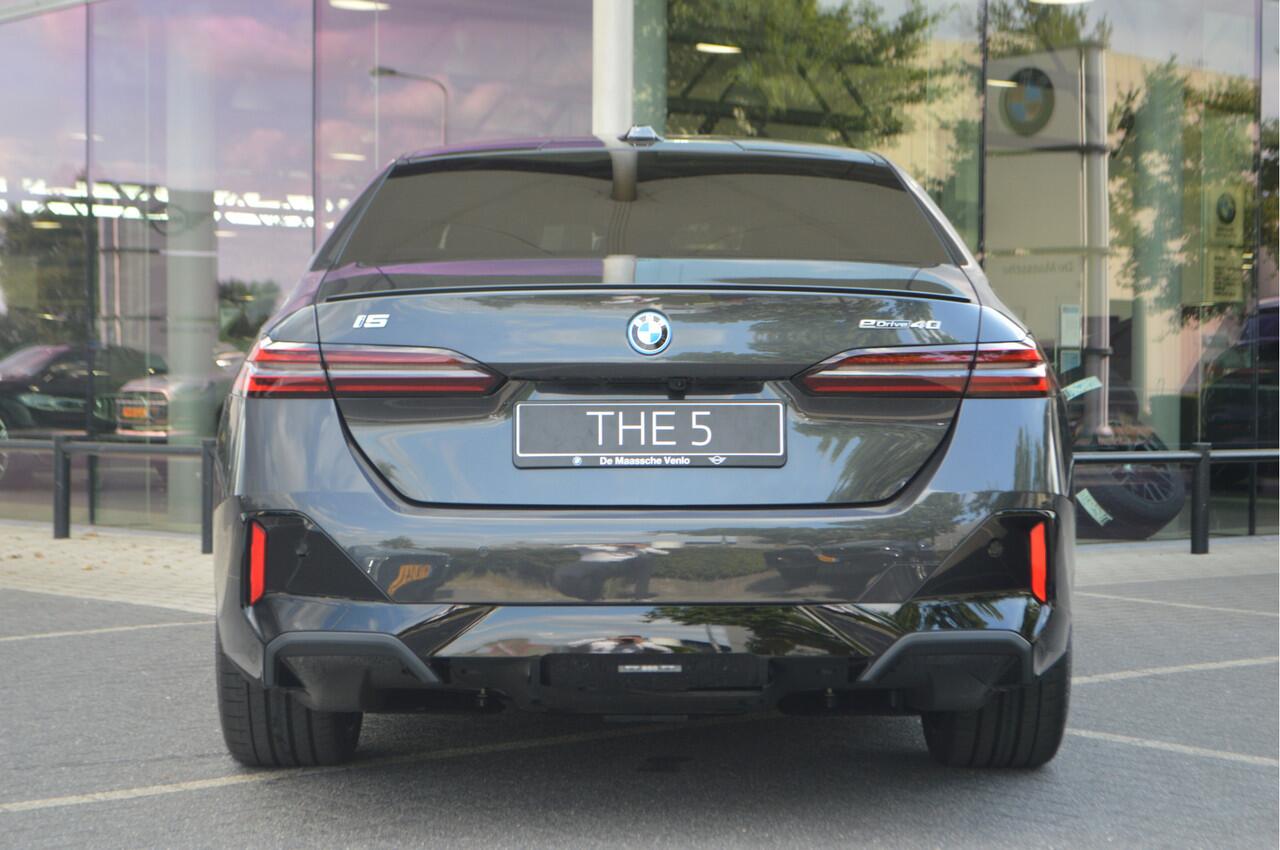 BMW i5 eDrive40 M Sport / Panoramadak / Trekhaak / Stoelventilatie / Adaptieve LED / Comfort Access / Parking Assistant Plus / Stuurverwarming