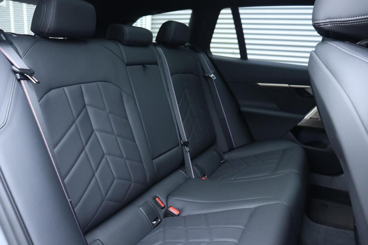 BMW i5 Touring M60 xDrive | M Sportpakket Pro | Trekhaak | Panodak | Driving Assistant Prof. | Parking Assistant Prof. | Bowers & Wilkins Surround Sound | Stoelventilatie | Comfort Pack | Glasapplicatie | Iconic Glow | 21''LMV