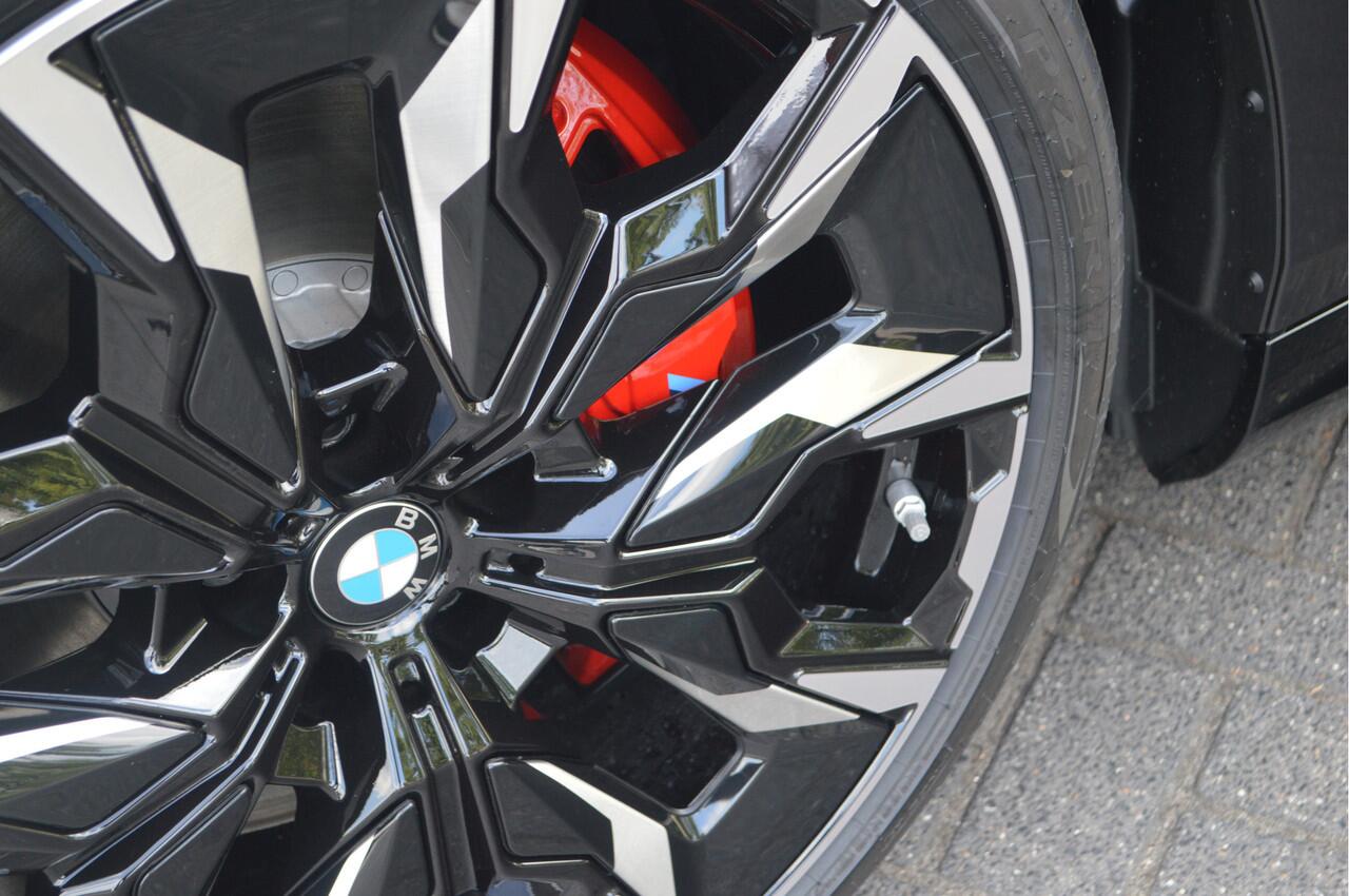 BMW i5 eDrive40 M Sport / Panoramadak / Trekhaak / Stoelventilatie / Adaptieve LED / Comfort Access / Parking Assistant Plus / Stuurverwarming