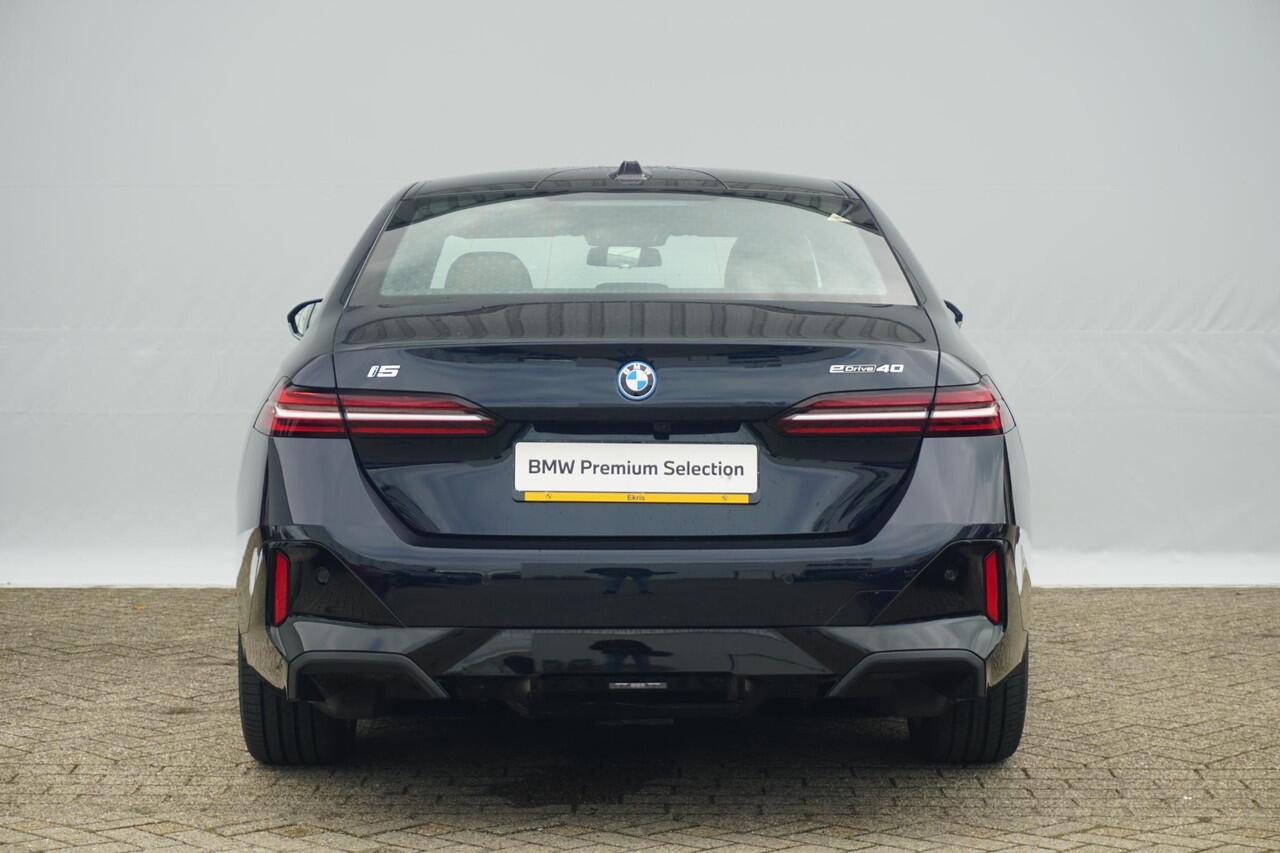 BMW i5 eDrive40 M Sport | Panoramadak / Comfortstoelen / Head-up / Trekhaak / Harman Kardon / Parking Assistant Professional / Stoelventilatie + Stoelverwarming Voor & Achter | Ekris Selection