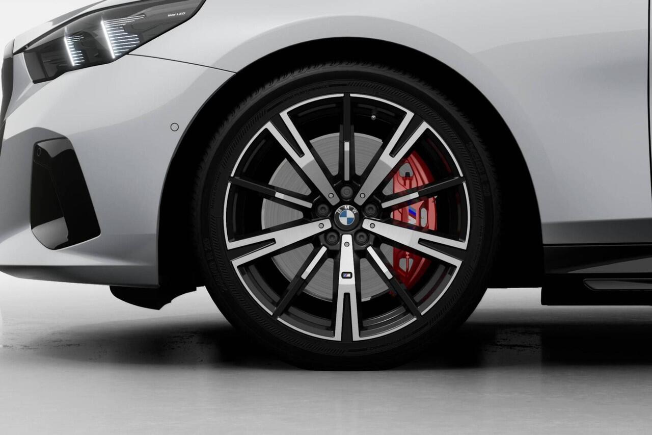 BMW i5 Sedan xDrive40 | M Sport Pro | Travel Pack | Comfort Pack | Trekhaak met elektrisch wegklapbare kogel