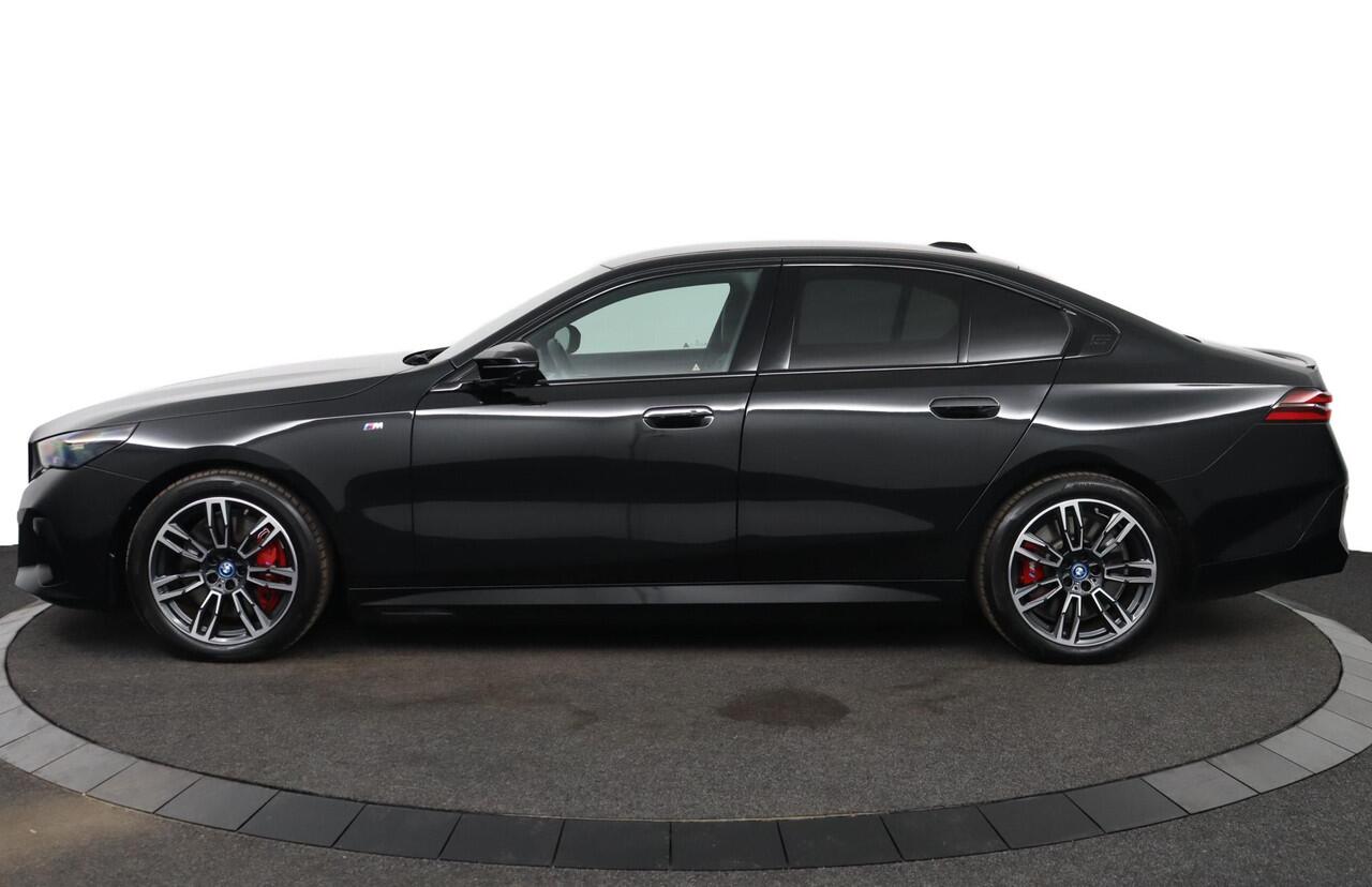 BMW i5 M60 xDrive 84 kWh M Sportpakket Pro | Stoelventilatie | Comfort Access | Trekhaak | Iconic Glow | Innovation Pack | Harman-Kardon
